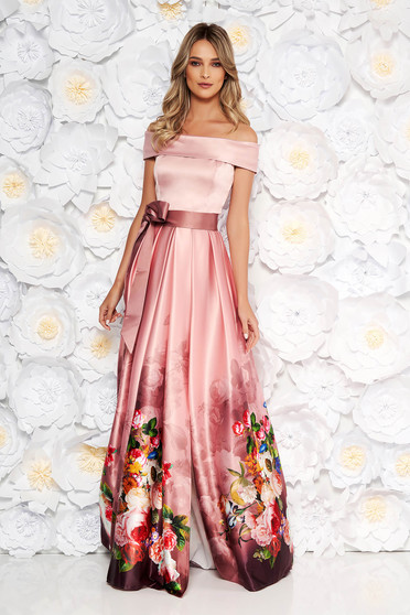 Rochie Artista roz prafuit de ocazie in clos din material satinat cu imprimeu floral cu umeri goi