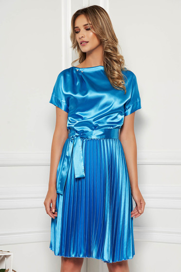 Rochie StarShinerS albastra eleganta midi in clos din satin plisata accesorizata cu cordon