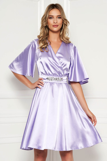 Rochie StarShinerS lila de ocazie din material satinat captusita pe interior accesorizata cu cordon accesorizata cu pietre stras