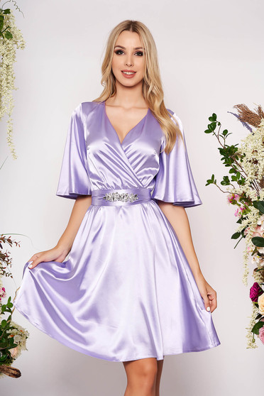 Rochie StarShinerS lila de ocazie din material satinat captusita pe interior accesorizata cu cordon accesorizata cu pietre stras