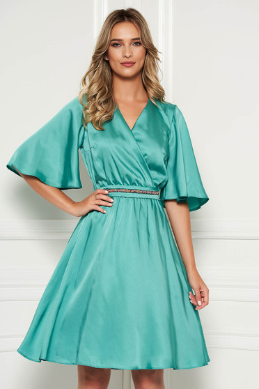 Rochie StarShinerS verde eleganta midi din satin cu croi in clos cu decolteu in v si maneci tip fluture