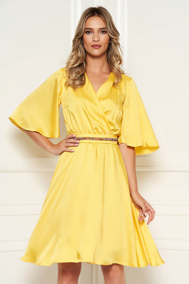 Rochie StarShinerS galbena eleganta midi din satin cu croi in clos cu decolteu in v si maneci tip fluture