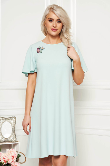 Rochie StarShinerS mint eleganta de zi cu un croi drept cu maneci tip fluture accesorizata cu brosa