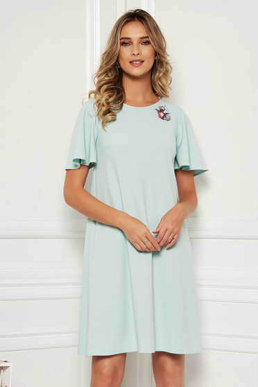 Rochie StarShinerS mint eleganta de zi cu un croi drept cu maneci tip fluture accesorizata cu brosa