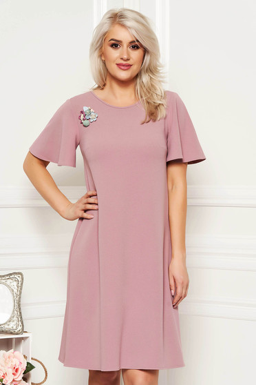 Rochie StarShinerS lila eleganta de zi cu un croi drept cu maneci tip fluture accesorizata cu brosa