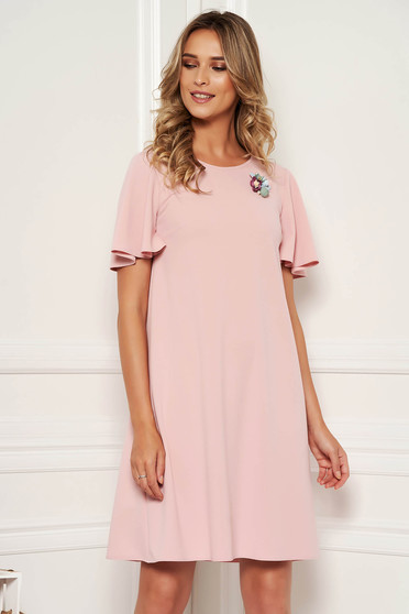 Rochie StarShinerS roz deschis eleganta de zi cu un croi drept cu maneci tip fluture accesorizata cu brosa