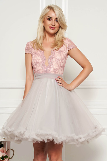 Rochie Fofy gri de ocazie in clos cu decolteu adanc cu maneca scurta
