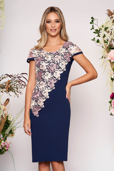 Rochie albastru-inchis eleganta midi cu un croi drept cu maneci scurte si suprapunere cu dantela