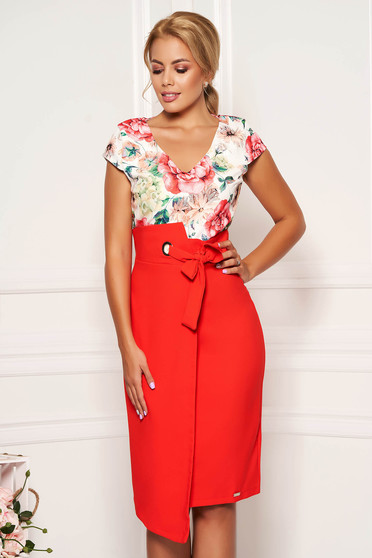 Rochie corai eleganta de zi cu un croi drept din stofa subtire usor elastica cu decolteu in v
