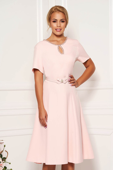 Rochie roz eleganta in clos din material fin la atingere detalii handmade si accesoriu tip curea