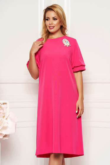 Rochie roz eleganta cu croi larg cu maneca scurta fara captuseala accesorizata cu brosa