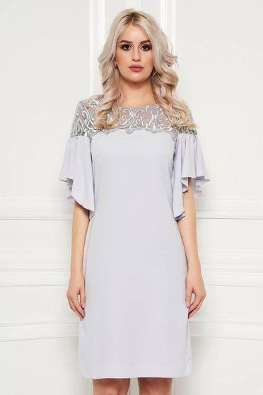 Rochie gri cu aplicatii de dantela eleganta cu volanase la maneca