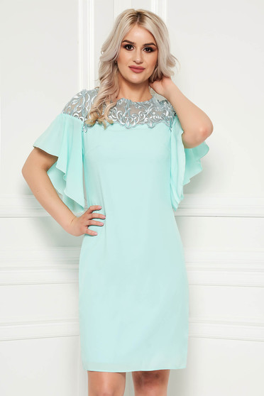 Rochie turcoaz cu aplicatii de dantela eleganta cu volanase la maneca