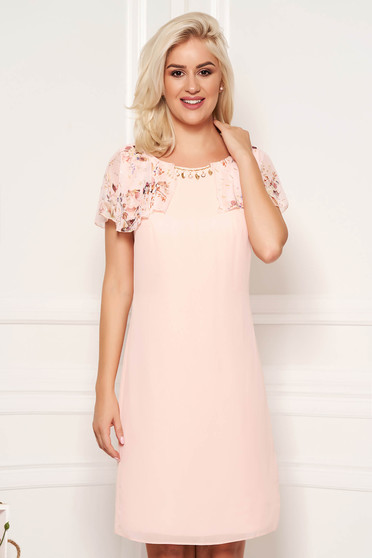 Rochie piersica eleganta midi cu un croi drept cu volanase la maneca cu accesorii metalice
