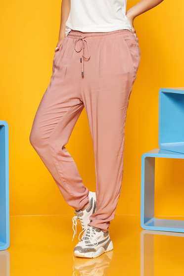 Pantaloni SunShine roz prafuit din material vaporos accesorizati cu snur si buzunare