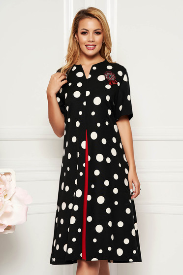 Rochie neagra eleganta cu croi in a cu buzunare din stofa subtire usor elastica accesorizata cu brosa