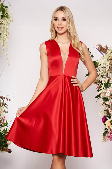 Rochie rosie asimetrica de ocazie din satin in clos cu decolteu adanc fara maneci