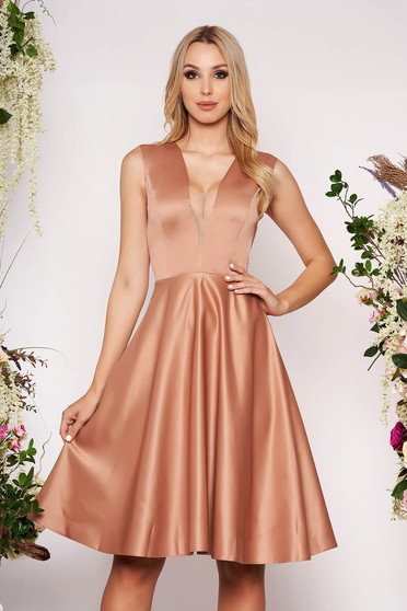 Rochie cappuccino asimetrica de ocazie din satin in clos cu decolteu adanc fara maneci