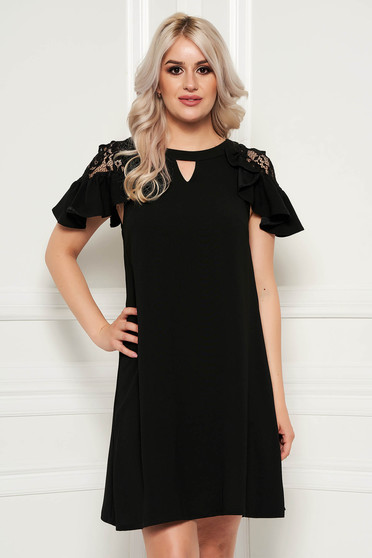 Rochie neagra eleganta cu croi larg cu maneci scurte cu aplicatii de dantela