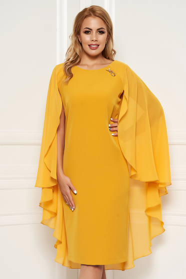 Rochie mustarie eleganta cu un croi cambrat midi suprapunere cu voal accesorizata cu brosa