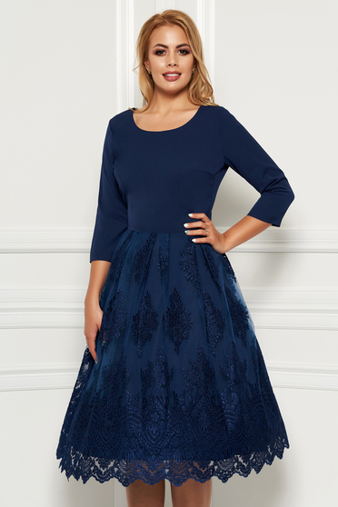 Rochie albastru-inchis eleganta midi in clos din material usor elastic cu suprapunere cu dantela