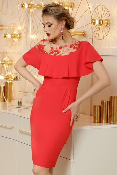 Rochie PrettyGirl corai midi eleganta tip creion din stofa cu volanase slit la spate cu insertii de broderie cu aplicatii cu paiete