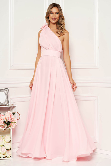 Rochie Ana Radu roz deschis de lux lunga pe umar in clos din voal accesorizata cu cordon