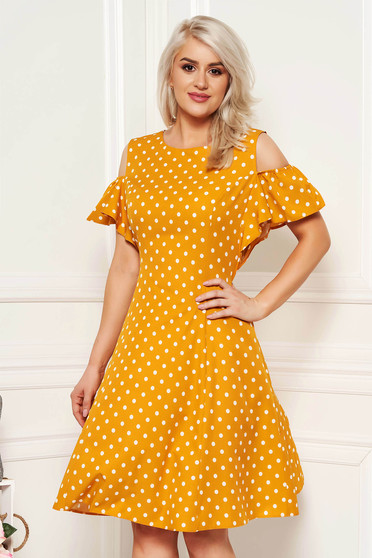 Rochie mustarie de zi in clos din material usor elastic cu buline cu umeri decupati