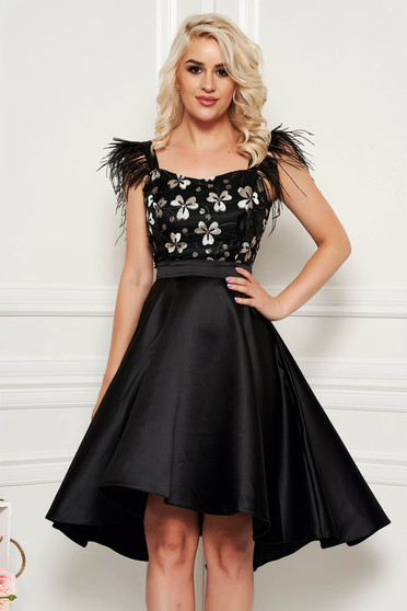 Rochie Fofy neagra de ocazie in clos din saten cu aplicatii cu pene si flori in 3D