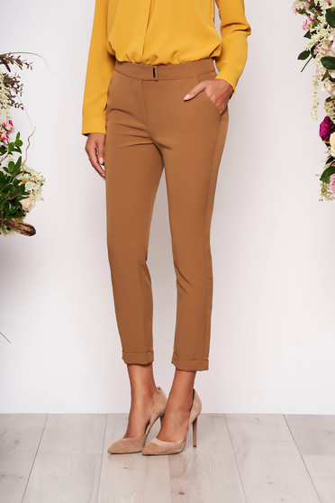 Pantaloni maro eleganti cu un croi mulat cu talie medie si buzunare