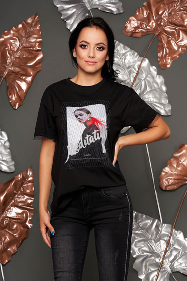 Tricou negru cu croi larg cu maneca scurta din material fin la atingere