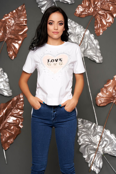 Tricou alb casual cu maneci scurte cu croi larg si decolteu la baza gatului
