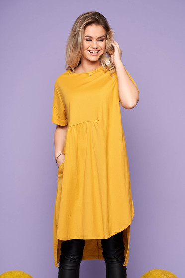 Rochie mustarie casual de zi cu croi larg cu maneci scurte si decolteu la baza gatului