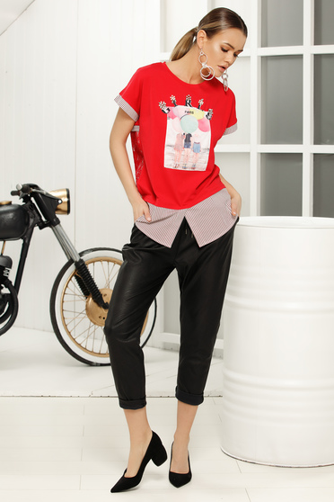 Tricou rosu casual cu croi larg decolteu la baza gatului cu imprimeuri grafice