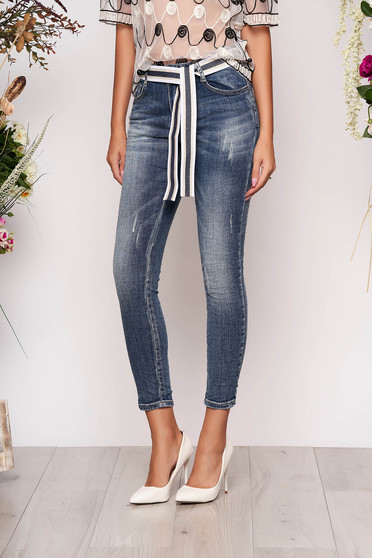 Blugi albastri casual din denim prespalat cu talie medie si curea din elastic detasabila