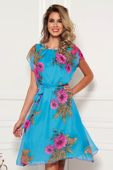 Rochie turcoaz eleganta in clos din material vaporos si transparent captusita pe interior accesorizata cu cordon