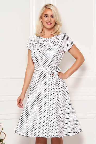 Rochie alba de zi midi in clos cu buline si decolteu rotunjit cu maneci scurte si cordon detasabil