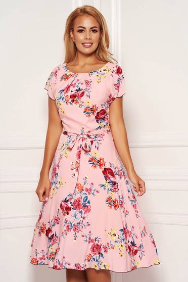 Rochie roz de zi midi in clos din material neelastic cu imprimeu floral accesorizata cu cordon