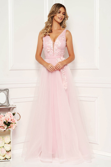 Rochie StarShinerS roz prafuit de ocazie in clos din tul cu decolteu adanc cu bust buretat cu aplicatii florale cu efect 3d