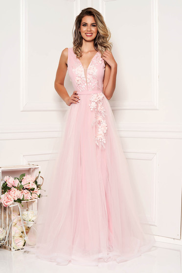 Rochie StarShinerS roz prafuit de ocazie in clos din tul cu decolteu adanc cu bust buretat cu aplicatii florale cu efect 3d
