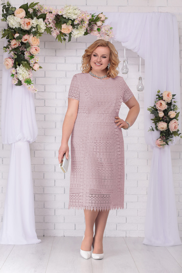 Rochie lila eleganta de ocazie cu un croi drept midi cu maneci din macrame si umerii buretati