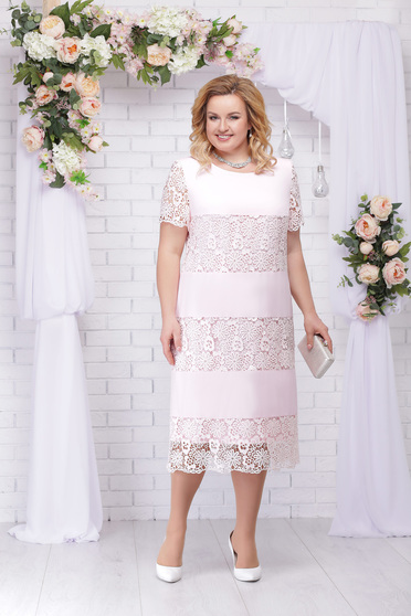 Rochie roz deschis eleganta de ocazie cu un croi drept din dantela si voal cu decolteu rotunjit