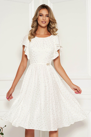 Rochie alba de zi midi in clos din voal cu maneci tip fluture accesorizata cu brosa
