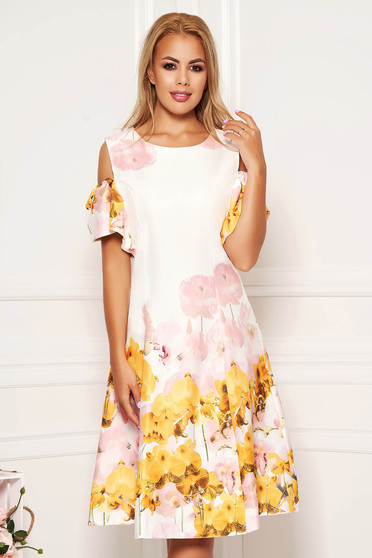 Rochie alba de zi midi in clos cu imprimeu floral cu umeri decupati si decolteu la baza gatului