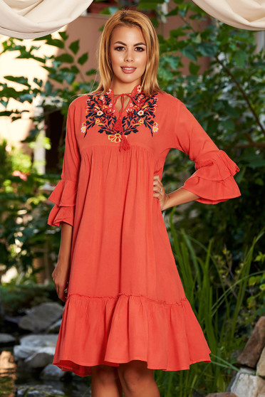Rochie corai de zi cu croi larg din bumbac neelastic accesorizata cu snur si broderie pe piept