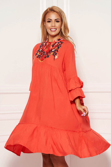 Rochie corai de zi din bumbac neelastic cu croi larg accesorizata cu snur si broderie pe bust
