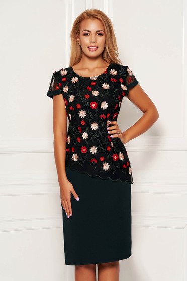 Rochie verde eleganta midi cu un croi drept decolteu la baza gatului si suprapunere cu dantela