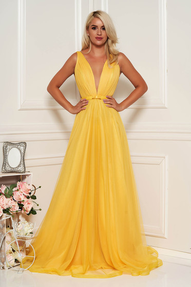 Rochie Ana Radu galbena de lux cu decolteu adanc din tul captusita pe interior accesorizata cu cordon