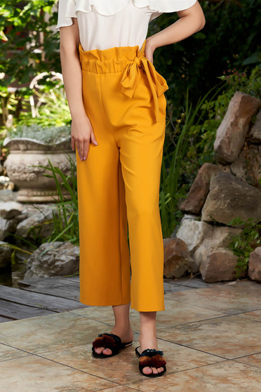 Pantaloni mustarii casual trei sferturi cu un croi drept si cordon in talie