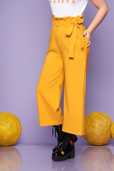 Pantaloni mustarii casual trei sferturi cu un croi drept si cordon in talie